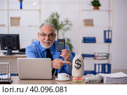 Old male employee in remuneration concept. Стоковое фото, фотограф Elnur / Фотобанк Лори