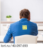 Office prank with kick me message on sticky note. Стоковое фото, фотограф Elnur / Фотобанк Лори
