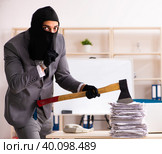 Male gangster stealing information from the office. Стоковое фото, фотограф Elnur / Фотобанк Лори