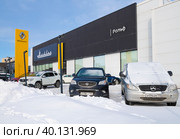 Автосалон по продаже автомобилей "Москвич" мартовским снежным днем. Санкт-Петербург (2023 год). Редакционное фото, фотограф Виктор Карасев / Фотобанк Лори