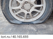 A punctured car tire.Repair of a car tire. Replacement of a car wheel. Стоковое фото, фотограф Александр Поташев / Фотобанк Лори