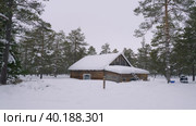 Западная Сибирь, лагерь ханты: изба в лесу. Western Siberia, Khanty people's camp: a hut in the forest. Стоковое видео, видеограф Евгений Романов / Фотобанк Лори