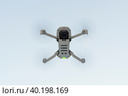 Квадрокоптер Dji Mini 2 в полете завис в воздухе, вид снизу. Стоковое фото, фотограф Sergei Gorin / Фотобанк Лори