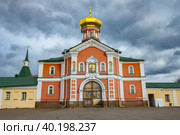 Церковь Филиппа, митрополита Московского крупным планом пасмурным апрельским днем.Валдайский Иверский Святоозерский монастырь. Новгородская область, Россия (2021 год). Стоковое фото, фотограф Виктор Карасев / Фотобанк Лори