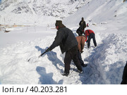 Laborers opening Kedarnath trek blocked due to snowfall. Стоковое фото, фотограф Devendra Rawat / Фотобанк Лори