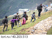 Pilgrims going to Kedarnath temple after disaster. Стоковое фото, фотограф Devendra Rawat / Фотобанк Лори
