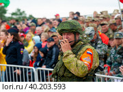 Officer holds radio station and give orders (2019 год). Редакционное фото, фотограф Сергей Буторин / Фотобанк Лори