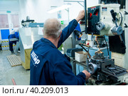 Milling-machine operator works at the machine (2019 год). Редакционное фото, фотограф Сергей Буторин / Фотобанк Лори