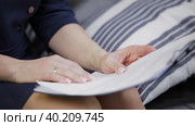 Women's hands with documents close-up. Business leader. Стоковое видео, видеограф Юрий Поздников / Фотобанк Лори