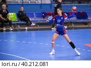 Альбина Мурзалиева (17) на разминке перед матчем по гандболу в матче группы А Суперлиги «Олимпбет» 2022/23 между женскими командами ЦСКА (Москва. Россия) и «Астраханочка» (Астрахань. Россия). Стадион «Динамо» (2023 год). Редакционное фото, фотограф Pukhov K / Фотобанк Лори