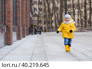 Портрет маленького ребенка 4 лет в желтых резиновых сапогах и куртке. Малыш гуляет в парке весной. Фотография весенних и осенних праздников. Стоковое фото, фотограф Photojuli / Фотобанк Лори