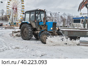 Tractor with snowplowing equipment cleans street (2008 год). Редакционное фото, фотограф Сергей Буторин / Фотобанк Лори