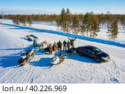 Западная Сибирь, оленеводы ханты у дороги. Вид с воздуха. Western Siberia, reindeer herders of the Khanty people by the road. Aerial view. (2022 год). Редакционное фото, фотограф Евгений Романов / Фотобанк Лори