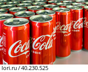 Фон из банок с напитком "Coca Cola" (2022 год). Редакционное фото, фотограф Вячеслав Палес / Фотобанк Лори