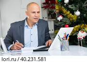 Busy businessman worrying at the computer. Стоковое фото, фотограф Яков Филимонов / Фотобанк Лори
