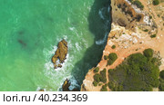 High Angle Flying Above Green Coastline Cliff And Turquoise Water Of Atlantic Ocean. Стоковое видео, видеограф Кирилл Трифонов / Фотобанк Лори