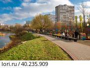 Игровые площадки в парке Этнографическая деревня Бибирево - зеленая зона реки Чермянки в Москве, стилизованный под этнографическую деревню. Расположен между улиц Белозерская, Лескова и Корнейчука в районе Бибирево (2021 год). Редакционное фото, фотограф Pukhov K / Фотобанк Лори