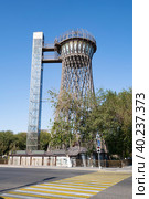 Старая башня Шухова (Bukhara Tower) солнечным сентябрьским днем. Бухара, Узбекистан (2022 год). Редакционное фото, фотограф Виктор Карасев / Фотобанк Лори