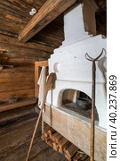 Interior of wooden house in Taltsy Architectural-Ethnographic Museum (2021 год). Редакционное фото, фотограф Юлия Белоусова / Фотобанк Лори