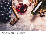 Бутылка красного вина с гроздьями винограда и пряностями на старом темном столе. Вино и виноделие. Алкоголь. Малая глубина резкости. Стоковое фото, фотограф Андрей Пустякин / Фотобанк Лори