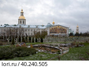 Территория Серафимо-Дивеевского монастыря с видом на Святую Канавку (по центру). Дивеево. Нижегородская область (2022 год). Редакционное фото, фотограф Сергей Афанасьев / Фотобанк Лори