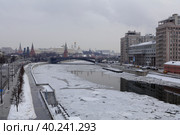 Вид на Московский Кремль и театр Эстрады с пешеходного моста храма Христа Спасителя зимой. Москва (2018 год). Стоковое фото, фотограф Курносов Александр Юрьевич / Фотобанк Лори