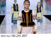Девочки демонстрируют русский национальный костюм на подиуме в рамках шоу "Грани Мира" на фестивале детской моды Kids Fashion Week в "Центральном детском магазине на Лубянке" (ЦДМ) в Москве, Россия (2023 год). Редакционное фото, фотограф Николай Винокуров / Фотобанк Лори