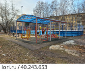 Спортивная площадка во дворе жилых домов на 16-ой Парковой улице. Район Северное Измайлово. Город Москва (2023 год). Стоковое фото, фотограф lana1501 / Фотобанк Лори