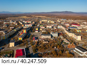 Вид с воздуха на северный посёлок городского типа Ола. Вид сверху на окрашенные разноцветные здания. Ола — административный центр Ольского района Магаданской области. Сибирь, Россия. Стоковое фото, фотограф Андрей Степанов / Фотобанк Лори