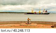 A dry cargo ship is moving along the Northern Dvina River. Стоковое фото, фотограф Владимир Ушаров / Фотобанк Лори