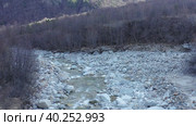 Drone flying above rapid river stream at mountain gorge in sunny autumn day. Стоковое видео, видеограф Кирилл Трифонов / Фотобанк Лори