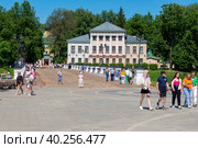 Вид на историческое здание Городская дума и пешеходный Никольский мост, часть туристического маршрута Золотого кольца России. Углический кремль (2022 год). Редакционное фото, фотограф Pukhov K / Фотобанк Лори