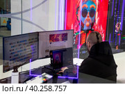 Цифровой художник Артём Ткач создает графические изображения за компьютером на ярмарке современного искусства Art Russia в городе Москве, Россия (2023 год). Редакционное фото, фотограф Николай Винокуров / Фотобанк Лори