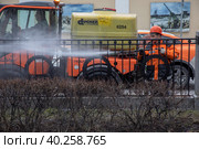 Рабочий коммунальных служб города моет ограду после зимнего сезона на Гоголевском бульваре в центре города Москвы, Россия (2023 год). Редакционное фото, фотограф Николай Винокуров / Фотобанк Лори