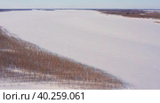 Западная Сибирь: река Обь зимой. Вид с воздуха. Western Siberia: the Ob River in winter. Aerial view. Стоковое видео, видеограф Евгений Романов / Фотобанк Лори