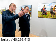 Участник фотовыставки Андрей Лобанов и Владимир Мединский у фотографий 1812г. Редакционное фото, фотограф Андрей Дегтярёв / Фотобанк Лори