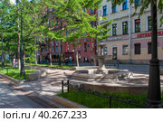 Фонтан на шестой и седьмой линии Васильевского острова в Санкт-Петербурге (2022 год). Редакционное фото, фотограф Жигалов Евгений Павлович / Фотобанк Лори