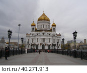 Москва. Храм Христа Спасителя и Патриарший мост в пасмурную погоду (2011 год). Стоковое фото, фотограф Оксана / Фотобанк Лори