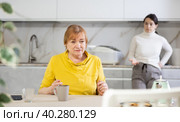 Adult woman and young woman during quarrel in kitchen. Стоковое фото, фотограф Яков Филимонов / Фотобанк Лори