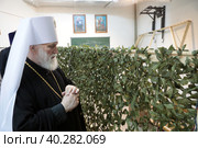 Митрополит Павел посетил тружениц помогающих фронту (2023 год). Редакционное фото, фотограф Дмитрий Неумоин / Фотобанк Лори