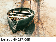 Старая рыбацкая лодка пришвартована к берегу. Стоковое фото, фотограф Олег Безруков / Фотобанк Лори