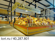 Отдел медовой продукции на рынке. Стоковое фото, фотограф Ольга Дмитренко / Фотобанк Лори