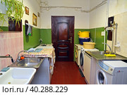 Кухня в коммунальной квартире (2023 год). Редакционное фото, фотограф Ирина Борсученко / Фотобанк Лори