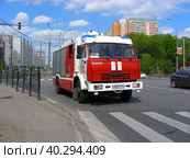 Пожарный расчет МЧС. Митинская улица. Район Митино. Город Москва (2014 год). Редакционное фото, фотограф lana1501 / Фотобанк Лори