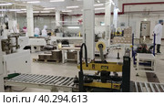 Фабрика "Свобода". Производство косметических средств для личной гигиены. Factory "Freedom". Production of cosmetics for personal hygiene. Стоковое видео, видеограф Мария / Фотобанк Лори