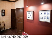 Красная комната - копии фотографий из семейного архива Марка Шагала. Дом-музей Марка Шагала на Покровской улице. Витебск. Беларусь (2022 год). Редакционное фото, фотограф Сергей Афанасьев / Фотобанк Лори
