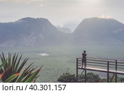 A photographer photographs a beautiful view from the Samet Nanghse observation deck in Thailand. Magnificent mountain landscape for lovers of landscape photography, tourists and travelers. Стоковое фото, фотограф Владимир Разгуляев / Фотобанк Лори