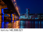 Ночной мост через волгу с видом на Саратов (2020 год). Редакционное фото, фотограф Алексей Горшенин / Фотобанк Лори