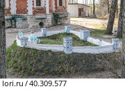 Макет каменного Можайского Кремля XVII века на Соборной Горе. Весенний день. Город Можайск, Московская область (2022 год). Редакционное фото, фотограф Наталья Николаева / Фотобанк Лори