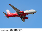 Сухой SuperJet 100-95B "Северодвинск" (RA-89129) авиакомпании "Россия" в голубом безоблачном небе (2023 год). Редакционное фото, фотограф Виктор Карасев / Фотобанк Лори